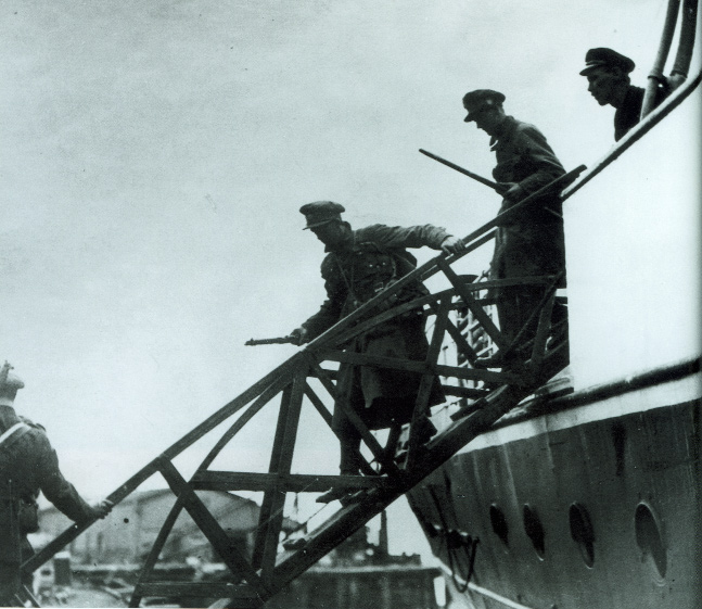 Free State troops landing at Fenit, Co. Kerry, on 2 August. This and similar landings in Cork virtually ended the war as a conventional conflict. (George Morrison) 