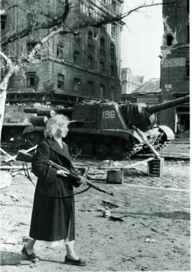 A female resistance fighter after the first battle. (Rolf Gillhausen, Stern).