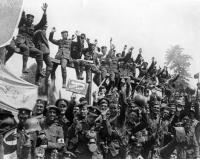 Nationalist and unionist soldiers of the Royal Irish Rifles and Royal Inniskilling Fusiliers celebrating their joint victory at Messines in June 1917. But they were loyal to diametrically opposed ideologies and had very different plans for Ireland’s future in the post-war world. (Imperial War Museum)