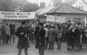 A protest at the height of the crisis outside the Soviet Embassy, Orwell Road, Rathgar. (Irish Polish Society)