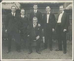 (left to right) Harry Boland, Liam Mellows, Éamon de Valera, John Devoy (seated), Dr Patrick McCartan and Diarmuid Lynch. Photograph taken on the roof of the Waldorf Astoria, 23 June 1919. (UCD Archives) 