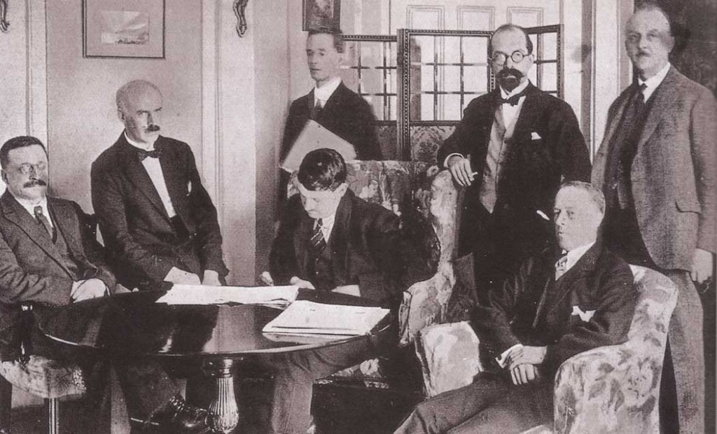 The Irish plenipotentiaries at the Treaty negotiations in London, late 1921, including (right) John Chartres and (to his right) George Gavan Duffy, soon to be the provisional government’s first minister for external affairs. Duffy felt that Berlin was ‘likely to become very rapidly the most active centre in Europe of international ambition’. (George Morrison)