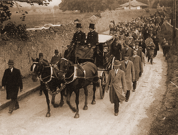 Above: The funeral cortège of Mrs Margaret Pearse, mother of the Pearse brothers, passing along the exterior wall of St Enda’s, Rathfarnham, in April 1932. (South Dublin Libraries)