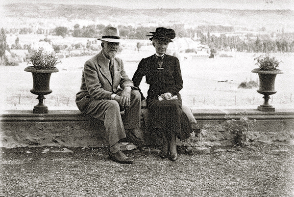 Above: Count Gerald O’Kelly de Gallagh with his mother after the war.